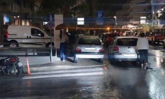 Ρέθυμνο: Αυτοκίνητο έκλεισε πεζοδρόμιο και διάβαση