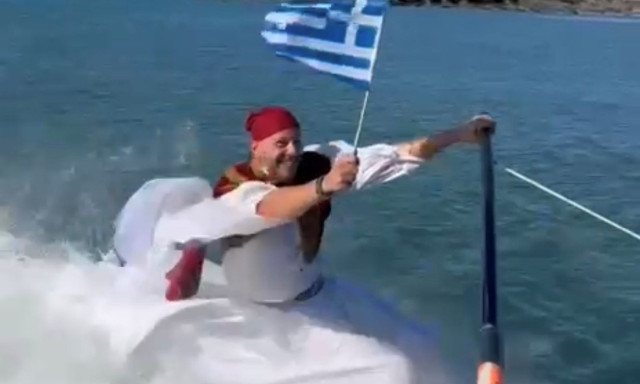 Ο Παγκόσμιος Πρωταθλητής θαλασσίου σκι Γιώργος Χατζής γιόρτασε την 28η Οκτωβρίου στο νερό