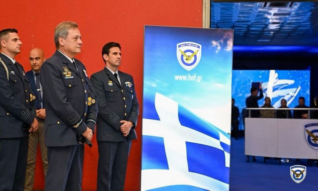 F-16 και F-35 στο Μετρό Συντάγματος: Η Πολεμική Αεροπορία φέρνει την εμπειρία της πτήσης στην πόλη