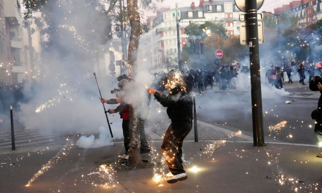 Παρίσι: Αστυνομικός τυλίχθηκε στις φλόγες από βόμβα μολότοφ – 296 συλλήψεις