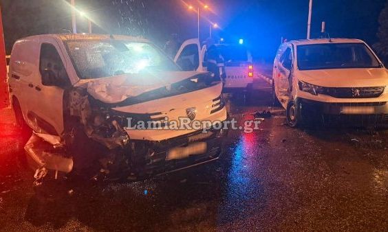 Λαμία: Σοβαρό τροχαίο στην είσοδο της πόλης - Πέρασε με κόκκινο και εμβόλισε βανάκι, ένας τραυματίας