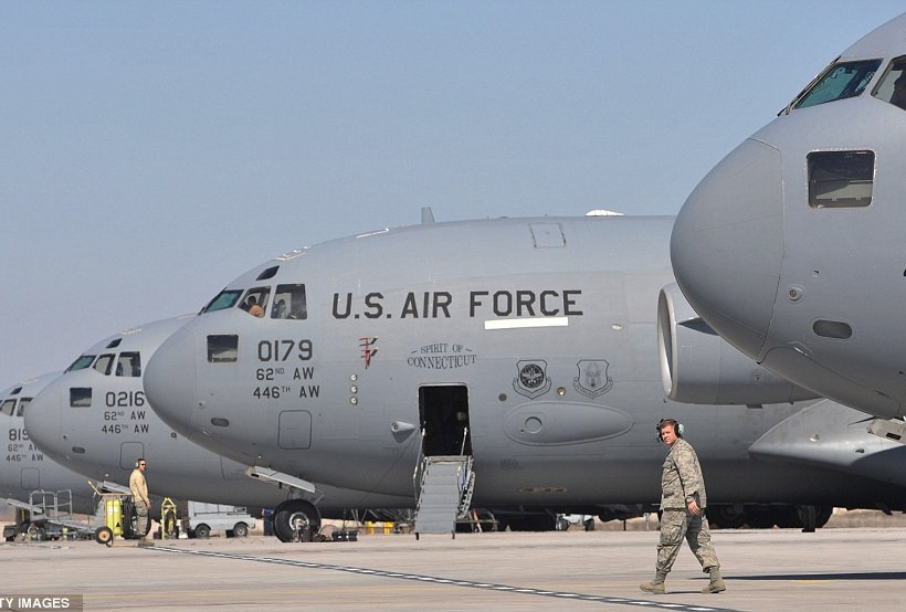 Τους στοιβάζουν «σαν…τσουβάλια»  και τους στέλνουν στο Αφγανιστάν   