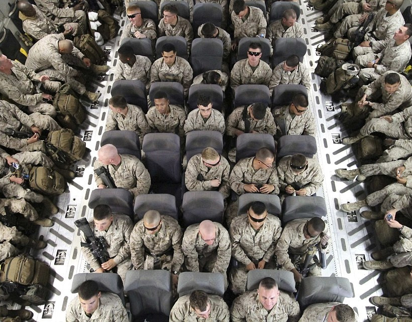 Τους στοιβάζουν «σαν…τσουβάλια»  και τους στέλνουν στο Αφγανιστάν   