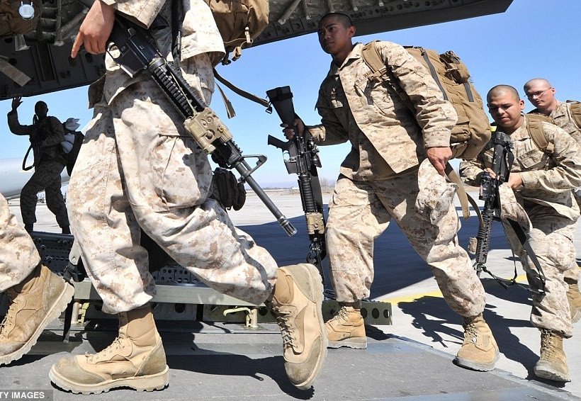 Τους στοιβάζουν «σαν…τσουβάλια»  και τους στέλνουν στο Αφγανιστάν   