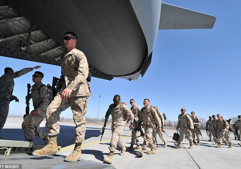 Τους στοιβάζουν «σαν…τσουβάλια»  και τους στέλνουν στο Αφγανιστάν   