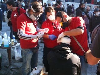 Δεκάδες τραυματίες από τα άγρια επεισόδια