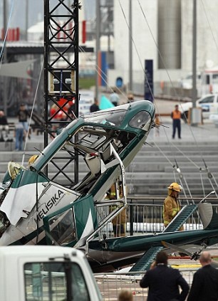 Ελικόπτερο έπεσε σε χριστουγεννιάτικο δέντρο 