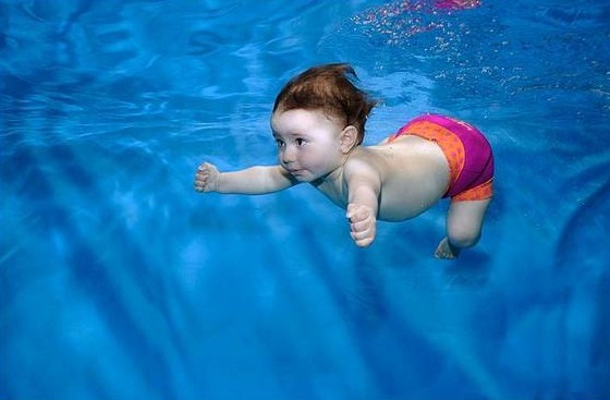 Μωρά έξι εβδομάδων… δεινοί κολυμβητές