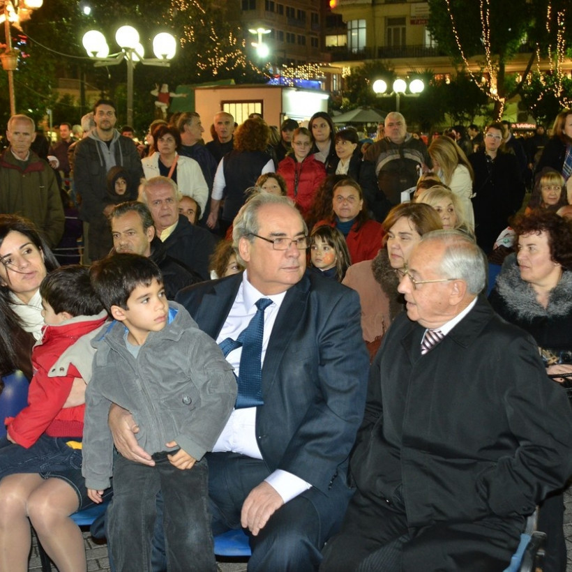 Φωταγωγήθηκε το χριστουγεννιάτικο καράβι του Δ. Πειραιά!