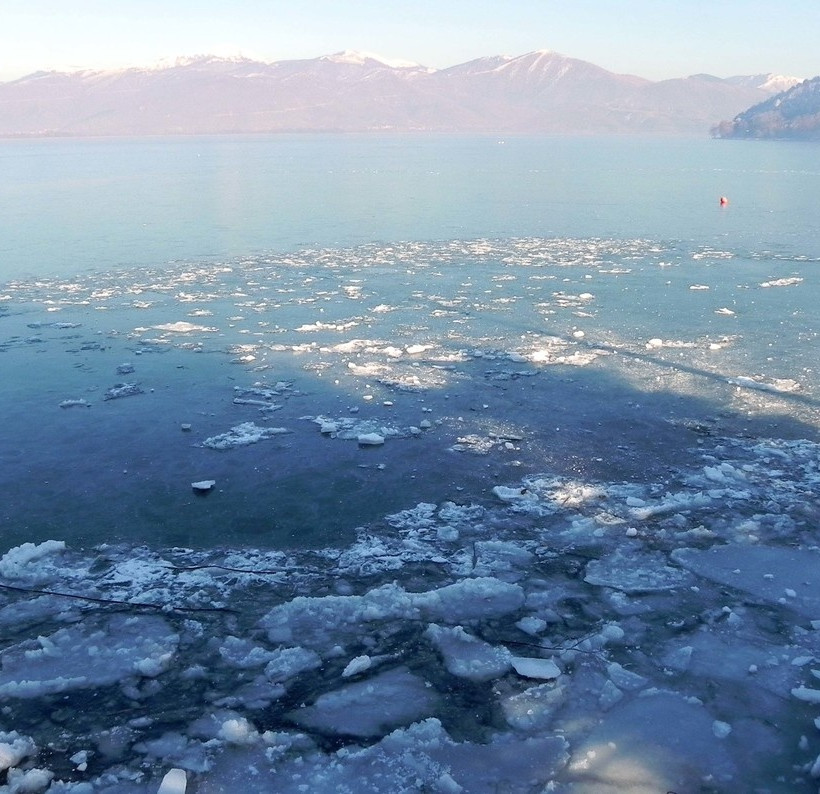 Πάγωσε η λίμνη της Καστοριάς  