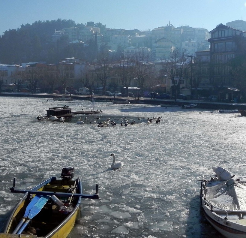 Πάγωσε η λίμνη της Καστοριάς  