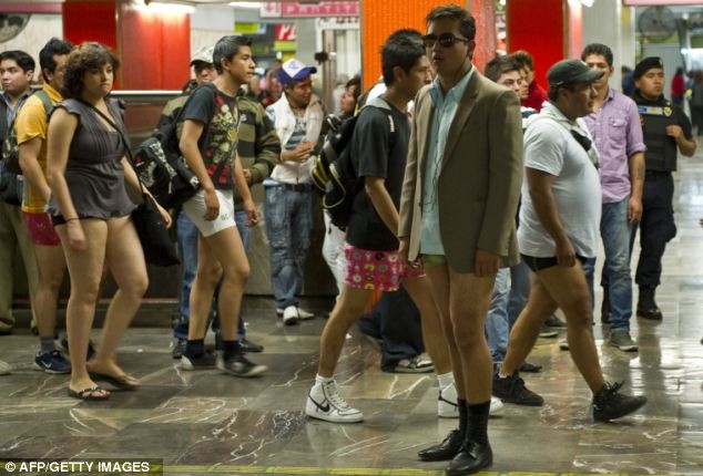 Χωρίς παντελόνια στο Μετρό του Λονδίνου