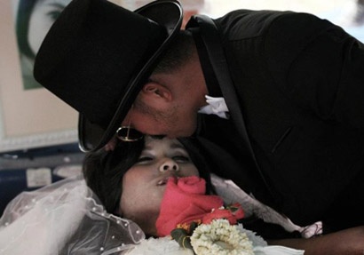 Την παντρεύτηκε στην κηδεία της 