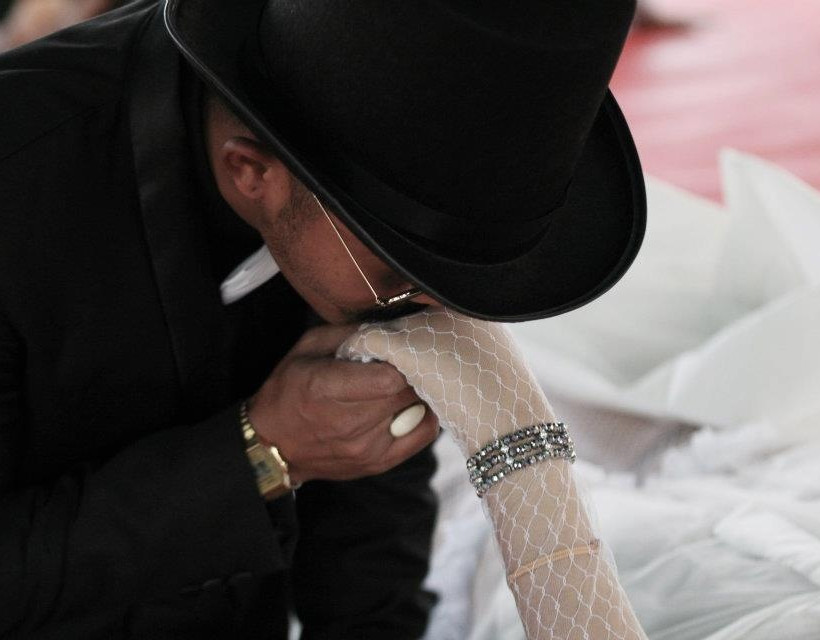 Την παντρεύτηκε στην κηδεία της 