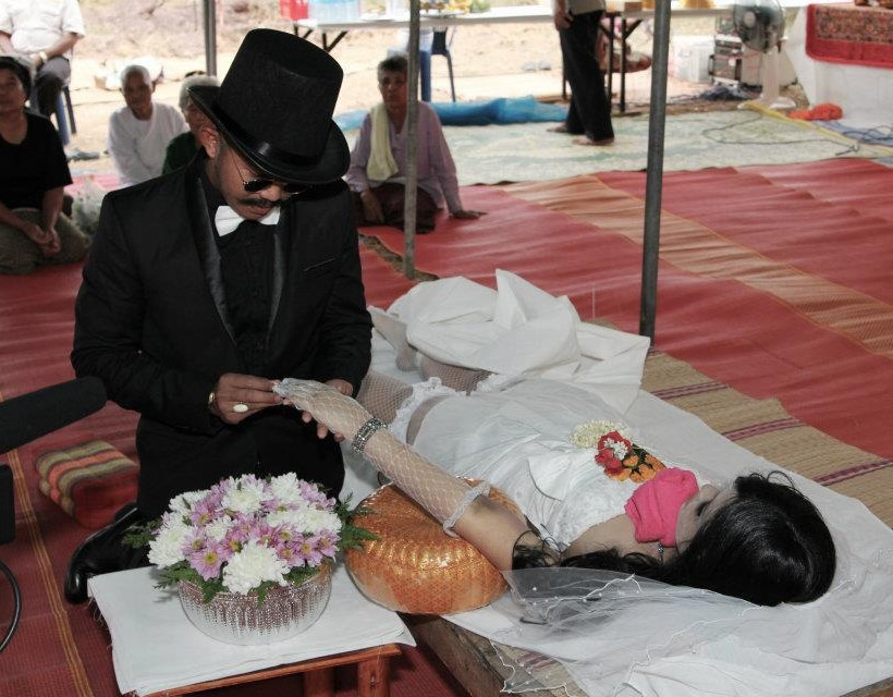 Την παντρεύτηκε στην κηδεία της 