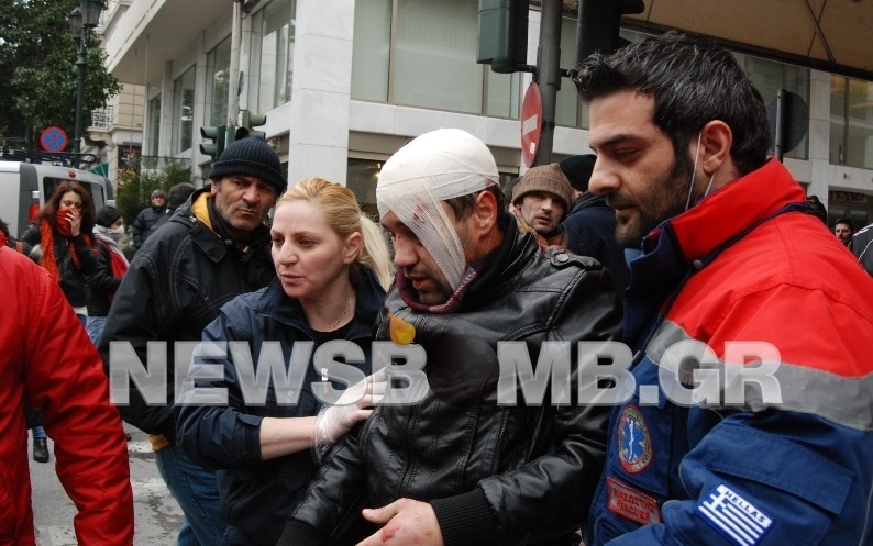 Έξι συλλήψεις και δέκα τραυματισμοί στα επεισόδια στο κέντρο