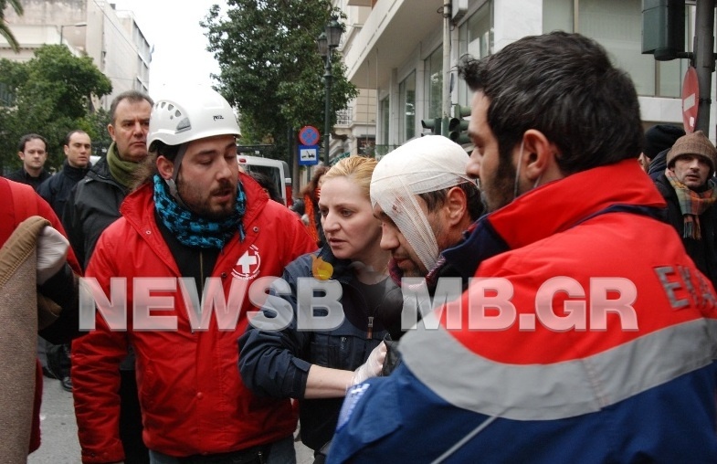 Έξι συλλήψεις και δέκα τραυματισμοί στα επεισόδια στο κέντρο