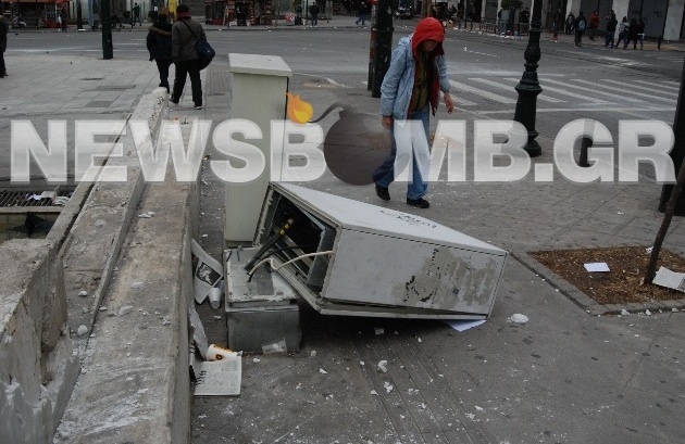 Έξι συλλήψεις και δέκα τραυματισμοί στα επεισόδια στο κέντρο