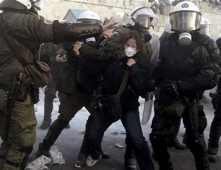 Reuters: Καρέ - καρέ τα επεισόδια στο Σύνταγμα