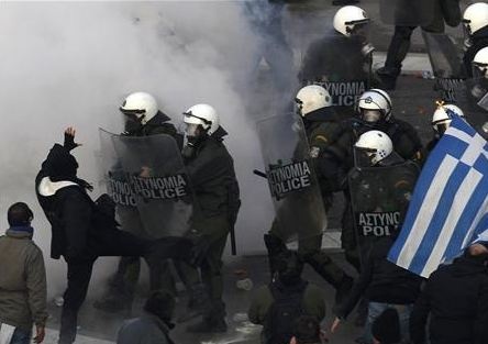 Reuters: Καρέ - καρέ τα επεισόδια στο Σύνταγμα