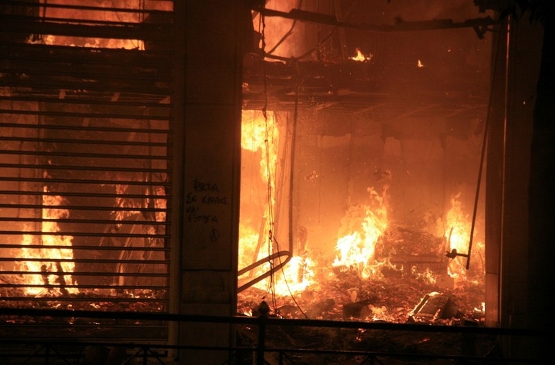 Επεισόδια και φωτιές στην Αθήνα σε βίντεο 