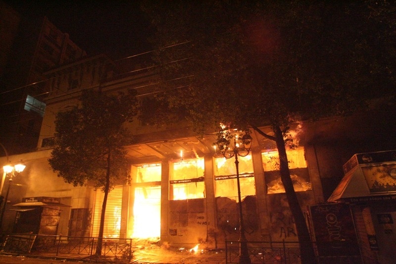 Επεισόδια και φωτιές στην Αθήνα σε βίντεο 