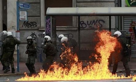 Reuters: Καρέ - καρέ τα επεισόδια στο Σύνταγμα