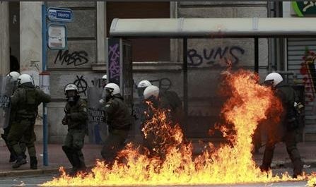 Reuters: Καρέ - καρέ τα επεισόδια στο Σύνταγμα