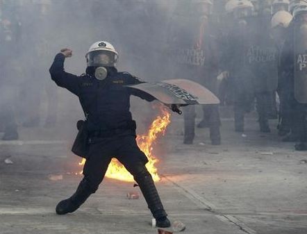 Reuters: Καρέ - καρέ τα επεισόδια στο Σύνταγμα