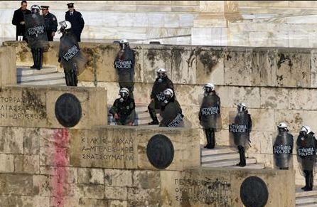 Reuters: Καρέ - καρέ τα επεισόδια στο Σύνταγμα