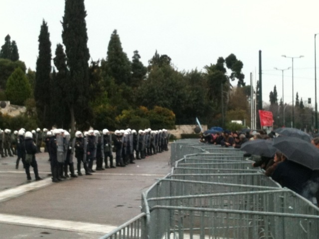 Φωτορεπορτάζ: Μικρή η συμμετοχή στη συγκέντρωση της ΓΣΕΕ και της ΑΔΕΔΥ