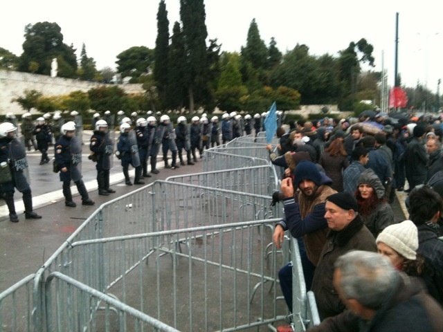 Φωτορεπορτάζ: Μικρή η συμμετοχή στη συγκέντρωση της ΓΣΕΕ και της ΑΔΕΔΥ