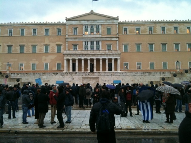 Φωτορεπορτάζ: Μικρή η συμμετοχή στη συγκέντρωση της ΓΣΕΕ και της ΑΔΕΔΥ