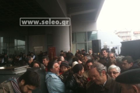 Ουρές για ένα πιάτο φασολάδα στην Τούμπα