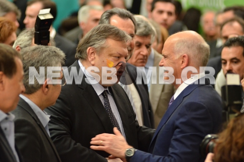 Μάχη για τις υπογραφές στο ΠΑΣΟΚ