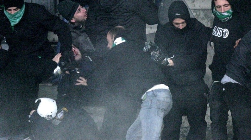 Νέες φωτογραφίες από τα επεισόδια στο ΟΑΚΑ