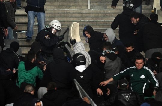 Νέες φωτογραφίες από τα επεισόδια στο ΟΑΚΑ