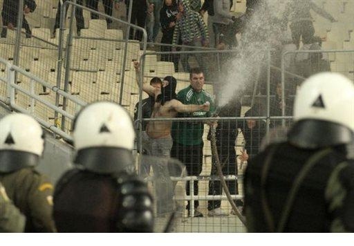 Νέες φωτογραφίες από τα επεισόδια στο ΟΑΚΑ