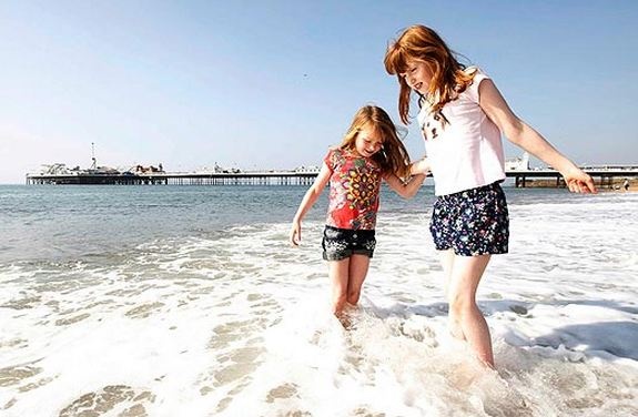 Τρελάθηκαν από τον ήλιο οι Βρετανοί 