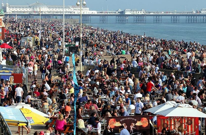 Τρελάθηκαν από τον ήλιο οι Βρετανοί 