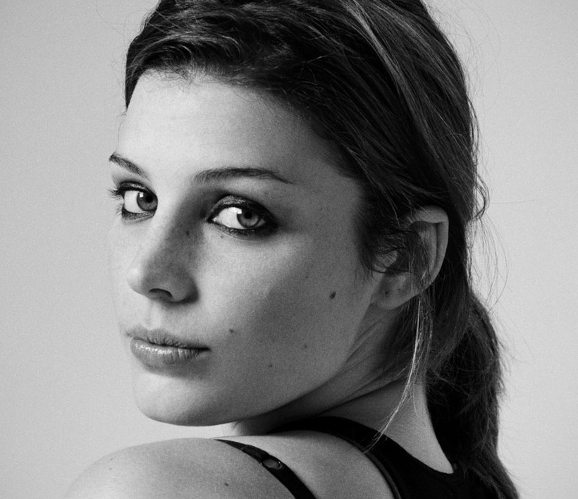 Ποια είναι η Τζέσικα Παρέ και γιατί αξίζει ν' ασχοληθείτε μαζί της σήμερα...