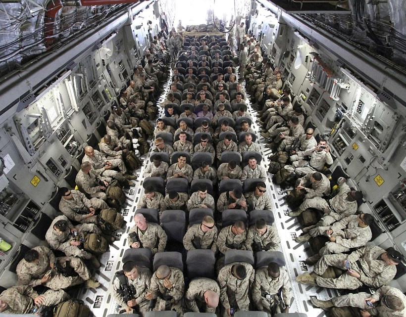 Στοιβαγμένοι «σαν…τσουβάλια» για το Αφγανιστάν 