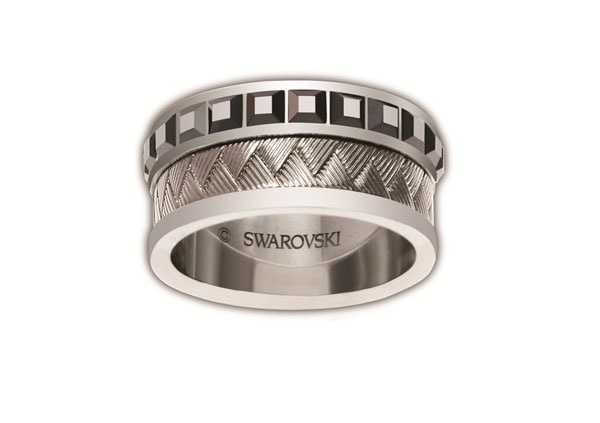 Ποιος είπε ότι οι άντρες δεν φοράνε Swarovski;