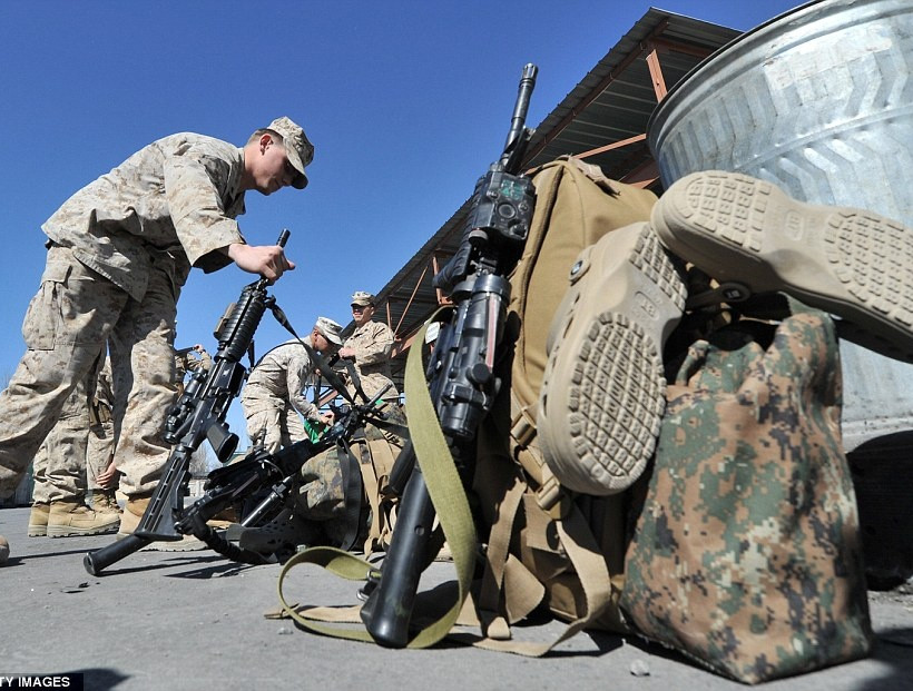 Στοιβαγμένοι «σαν…τσουβάλια» για το Αφγανιστάν 