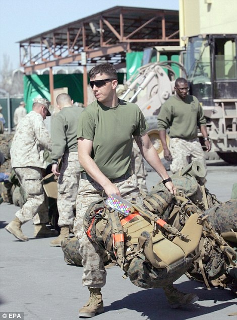 Στοιβαγμένοι «σαν…τσουβάλια» για το Αφγανιστάν 