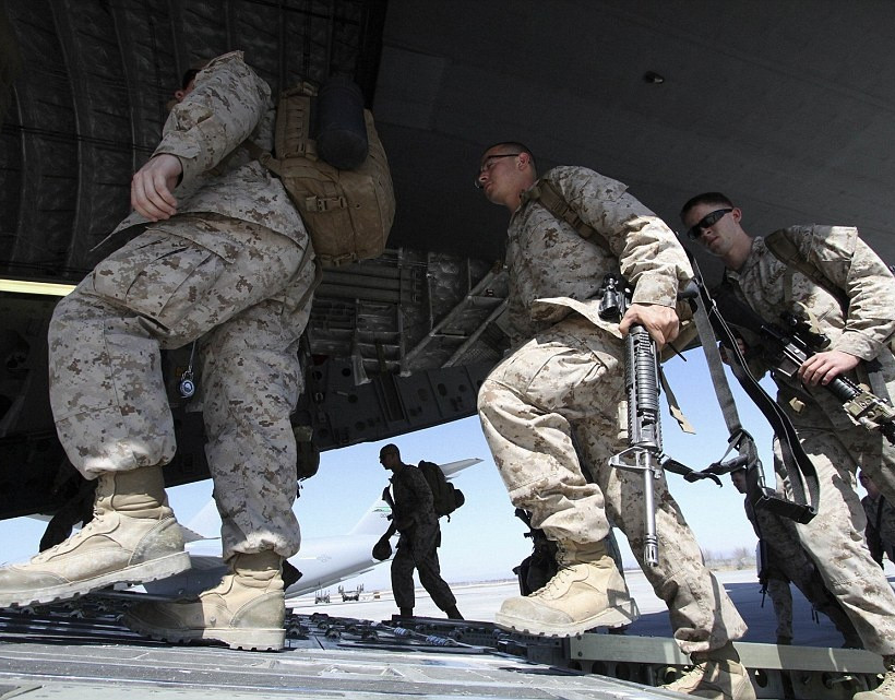 Στοιβαγμένοι «σαν…τσουβάλια» για το Αφγανιστάν 