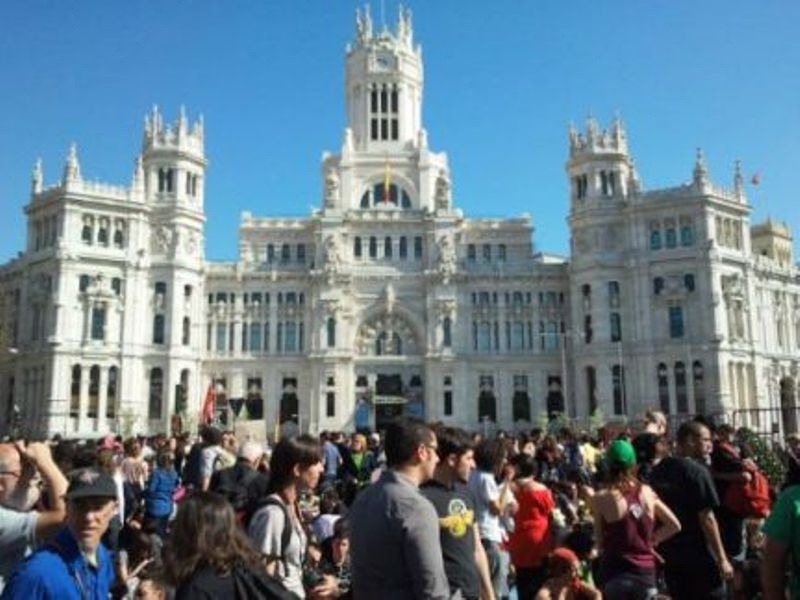 Oδομαχίες μεταξύ διαδηλωτών και αστυνομίας στην Ισπανία