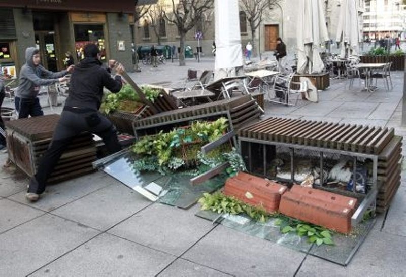 Oδομαχίες μεταξύ διαδηλωτών και αστυνομίας στην Ισπανία