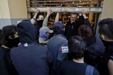 Oδομαχίες μεταξύ διαδηλωτών και αστυνομίας στην Ισπανία