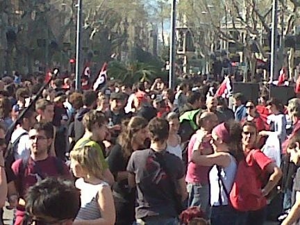 Oδομαχίες μεταξύ διαδηλωτών και αστυνομίας στην Ισπανία